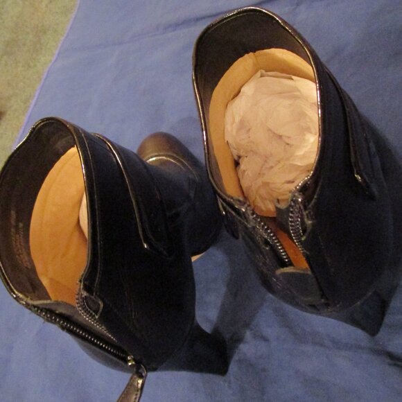 COLE HAAN WOMAN'S BLACK ANKLE BOOTS-SIZE 8.5 - Picture 3 of 15